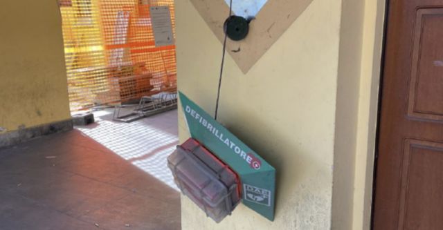 Vandali in piazza: distrutto il defibrillatore nel cuore di Rivolta