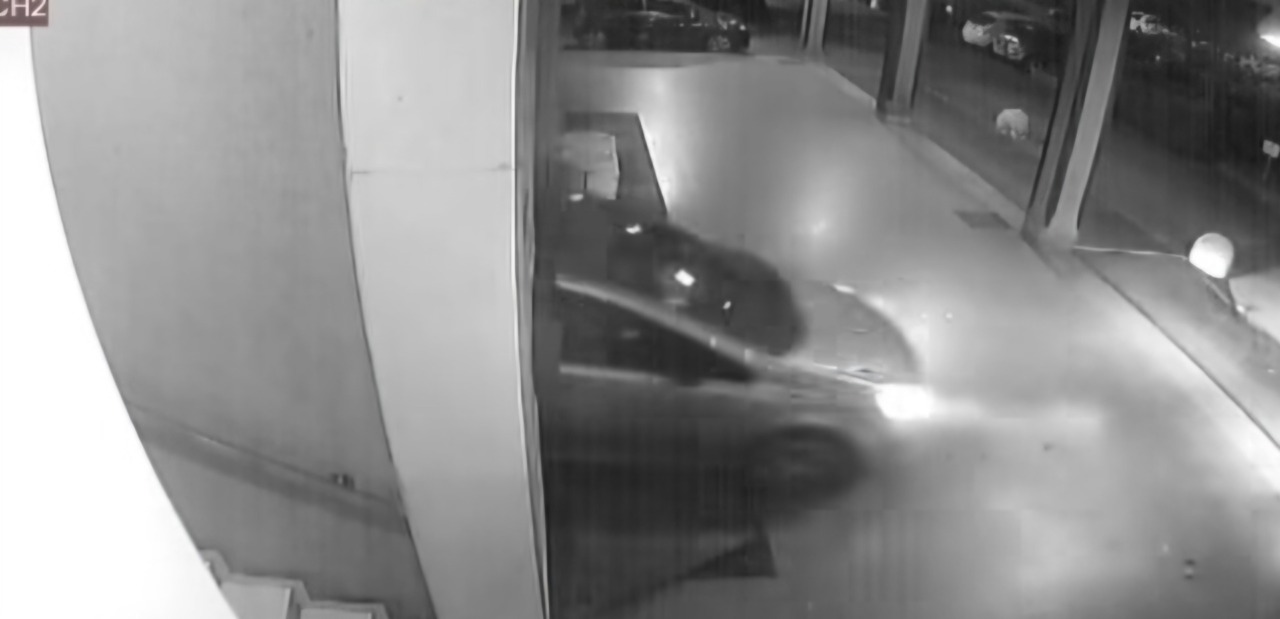 Ennesimo furto in farmacia ripreso in diretta:  usa l’auto come ariete per sfondare la vetrina