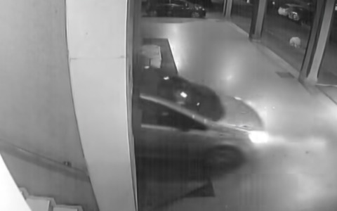 Ennesimo furto in farmacia ripreso in diretta:  usa l’auto come ariete per sfondare la vetrina