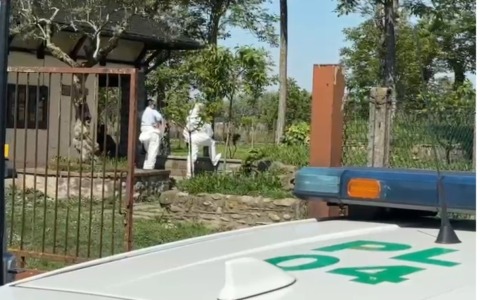 Si ferisce a una gamba con la motosega mentre lavora in giardino: anziano muore dissanguato