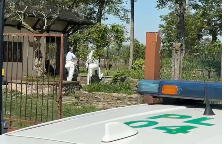 Si ferisce a una gamba con la motosega mentre lavora in giardino: anziano muore dissanguato