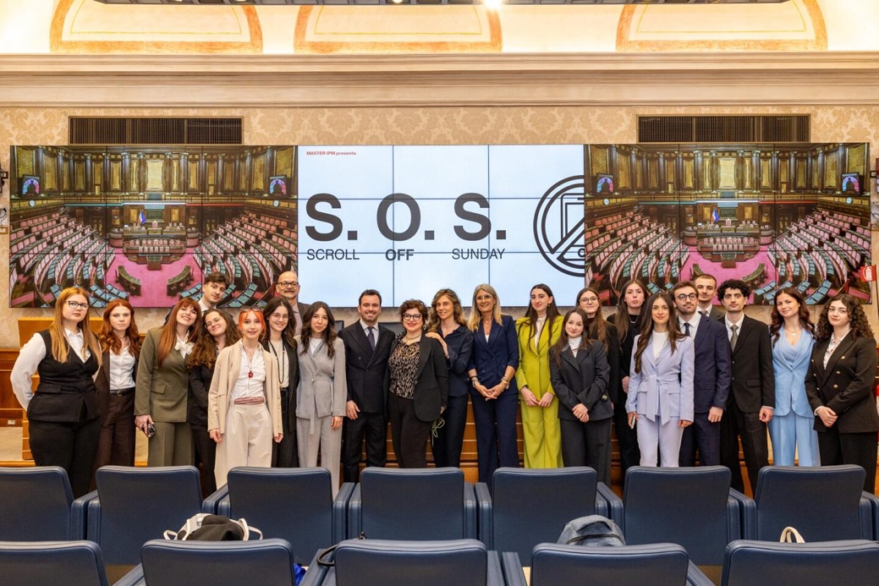 Scroll Off Sunday in Cattolica: un esperimento sociale per i giovani, senza social per 24 ore