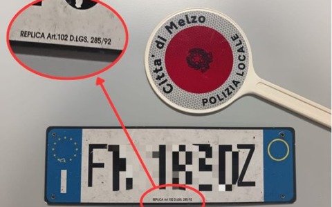 Perde la targa dell’auto e per risparmiare ne mette una farlocca: denunciato per falsificazione