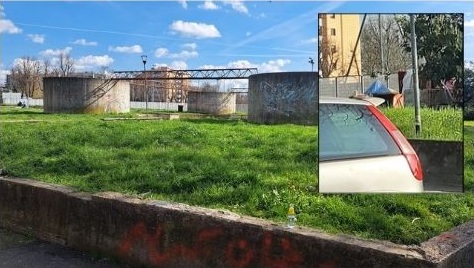 Tenda, panni stesi e luce elettrica: vive “a sbafo” nel parco comunale