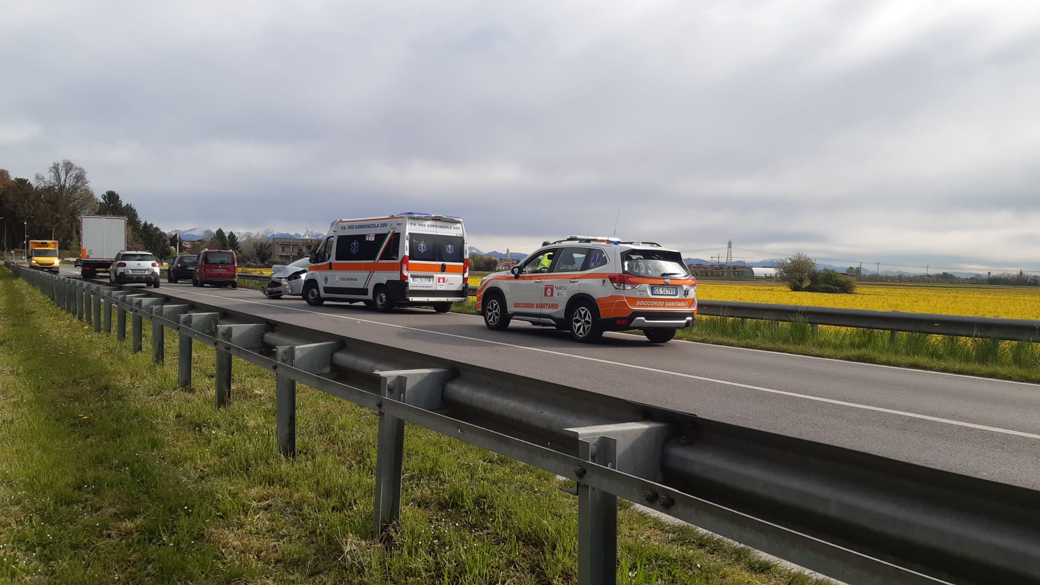 Scontro tra tre auto lungo la Provinciale, ambulanza e automedica sul ...