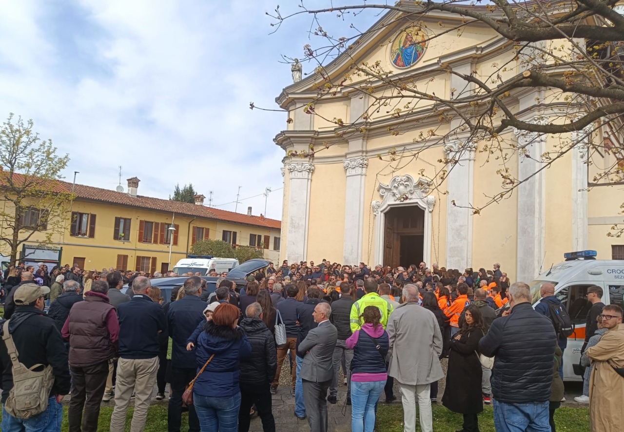 Croce bianca in lacrime per l’addio a Beppe Fiore, stroncato da un malore a soli 44 anni