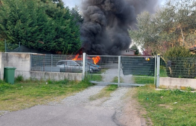 Auto in fiamme, Vigili del fuoco e ambulanza sul posto