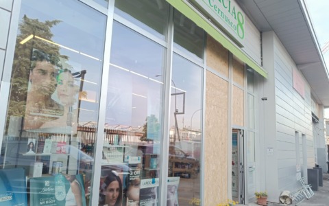 Farmacia presa d’assalto con un’auto nella notte: un ladro sfonda la vetrata e ruba il registratore di cassa