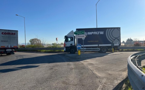 Meglio tardi che mai: dopo oltre 10 anni ha aperto la rotonda sulla Sp13