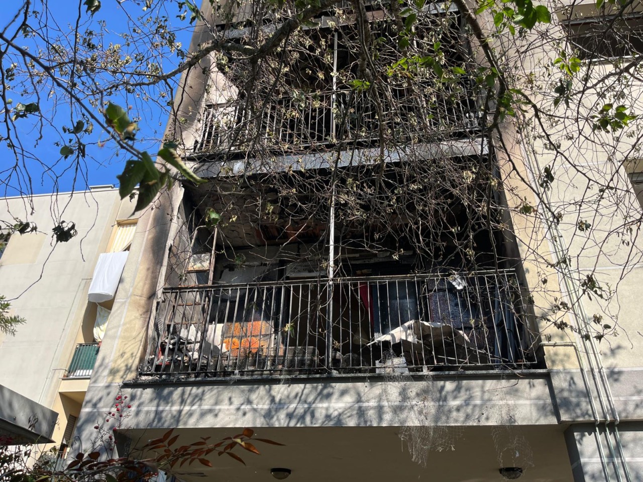 Incendio nelle case comunali: fiamme  fino al terzo piano