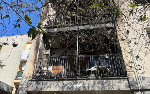 Incendio nelle case comunali: fiamme  fino al terzo piano