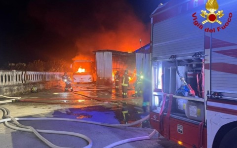Incendio devastante al deposito mezzi  a Monza: mobilitazione dei pompieri