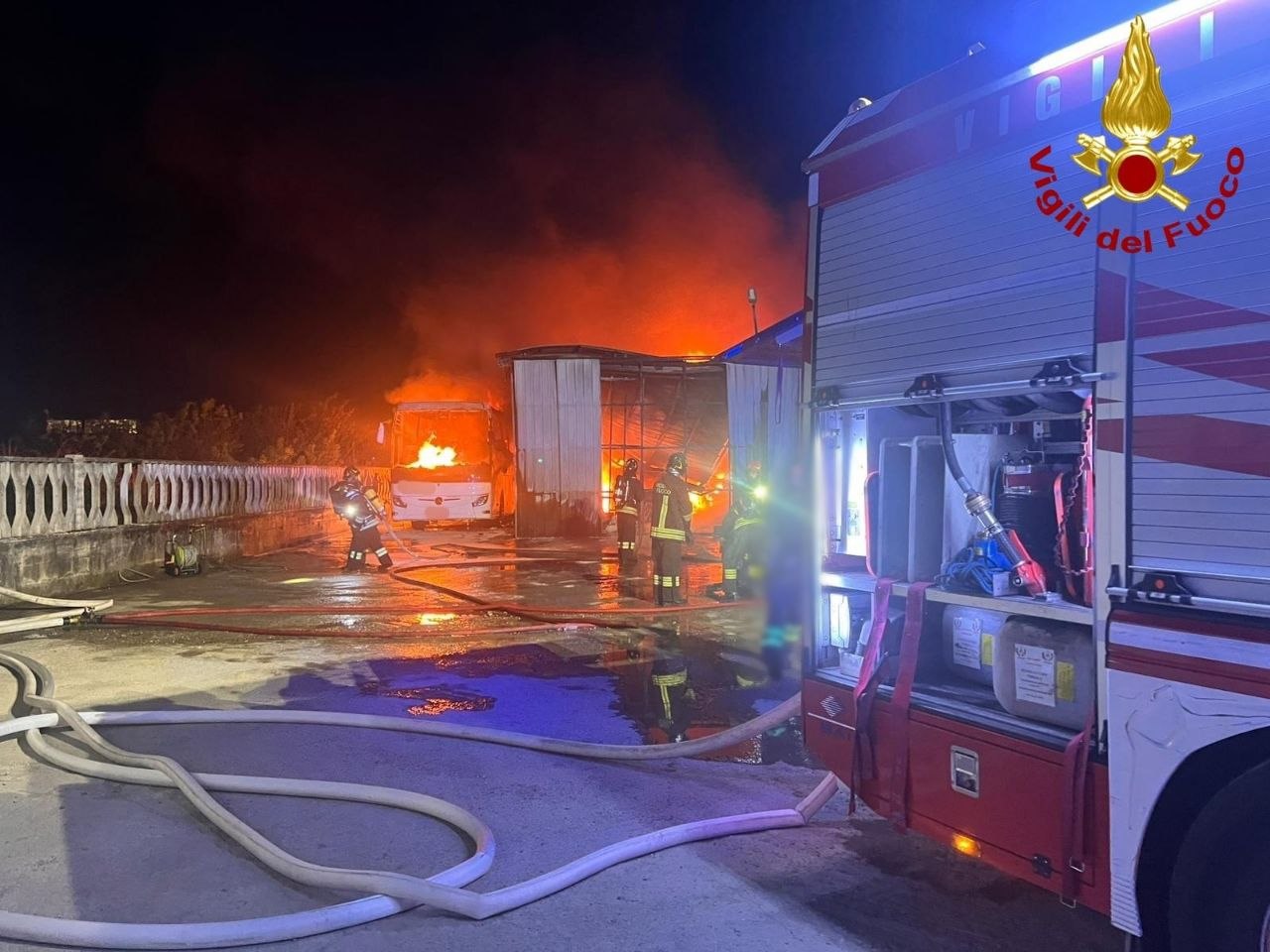Incendio devastante al deposito mezzi  a Monza: mobilitazione dei pompieri
