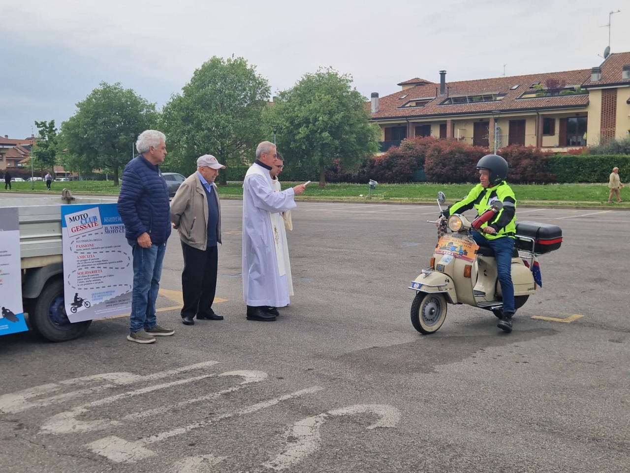 Benedizione di moto e automobili con il Moto club e la comunità pastorale