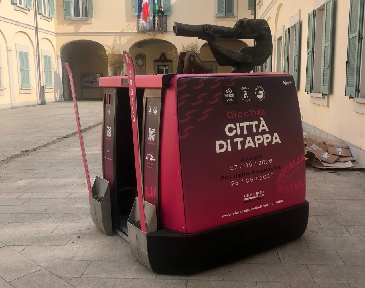 Una cabina della funivia di Andalo “atterra” a Cassano d’Adda: simbolo di unione in vista del Giro d’Italia