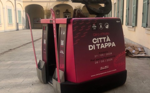 Una cabina della funivia di Andalo “atterra” a Cassano d’Adda: simbolo di unione in vista del Giro d’Italia