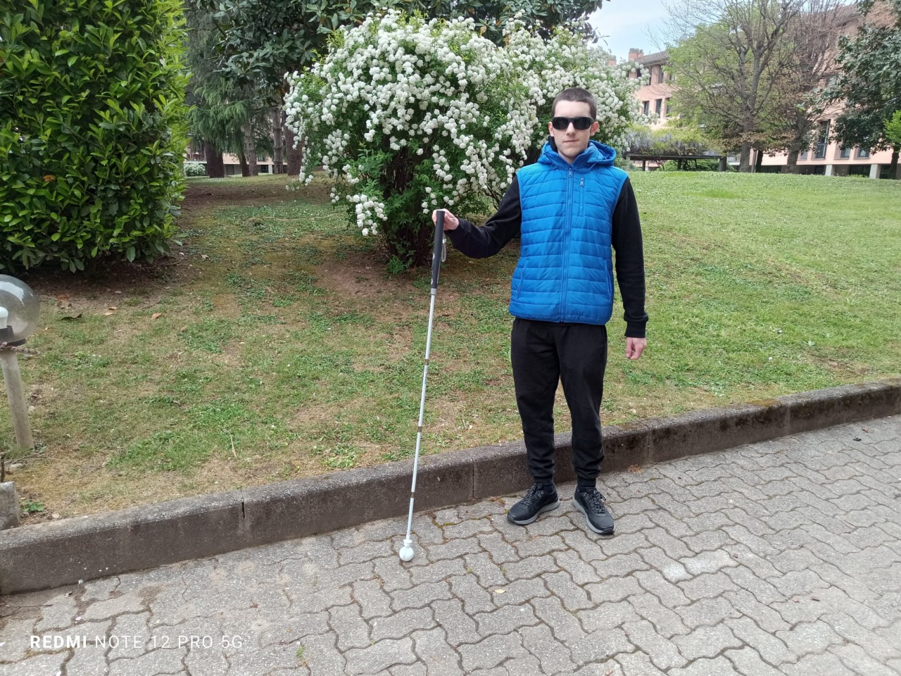 Un bastone per ciechi che “vede” anche grazie all’Intelligenza artificiale e guida chi lo porta