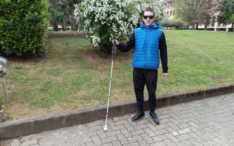 Un bastone per ciechi che “vede” anche grazie all’Intelligenza artificiale e guida chi lo porta