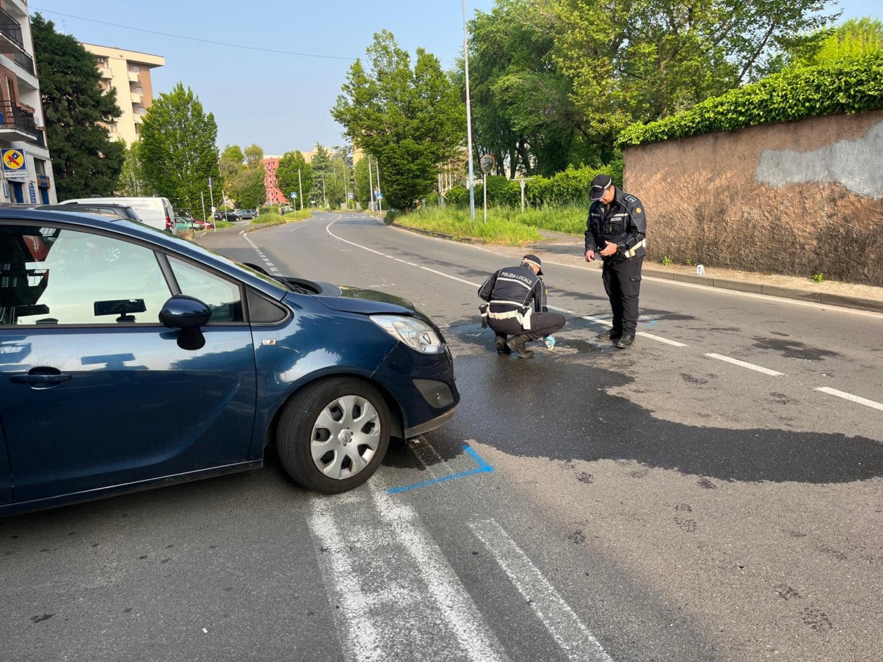 Incidente all’incrocio: motociclista si schianta contro un’auto