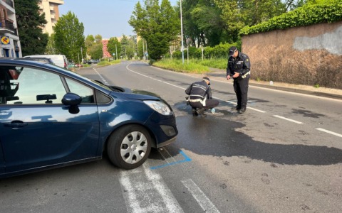 Incidente all’incrocio: motociclista si schianta contro un’auto