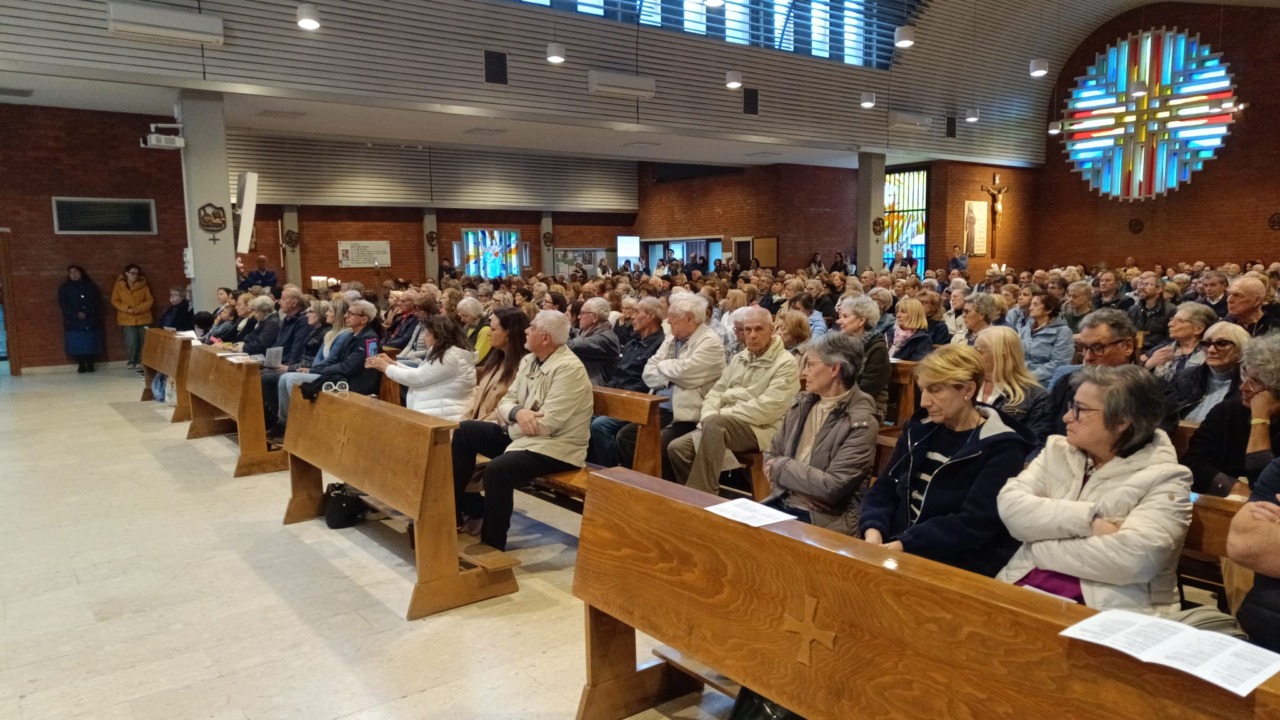 Chiesa gremita di fedeli per la Messa in suffragio di don Massimo Donghi