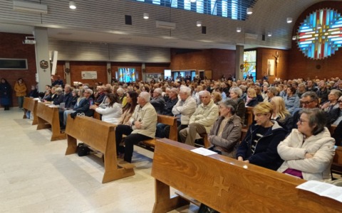 Chiesa gremita di fedeli per la Messa in suffragio di don Massimo Donghi