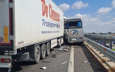 Scontro tra un mezzo pesante e un pullman sulla Cassanese