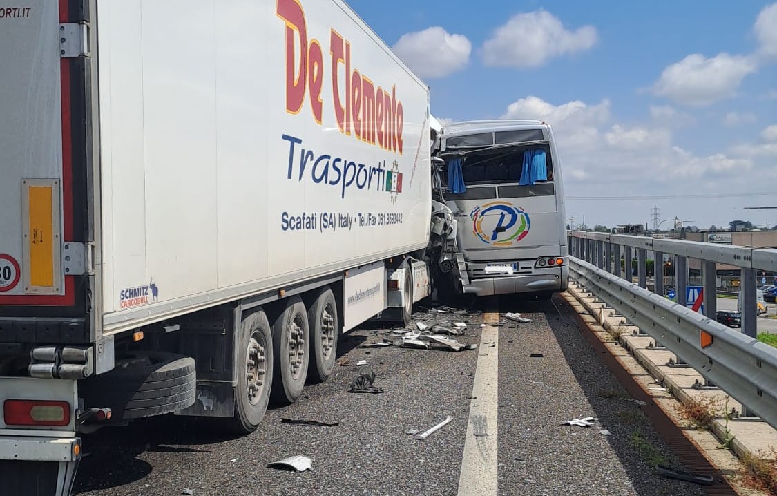 Scontro tra un mezzo pesante e un pullman sulla Cassanese