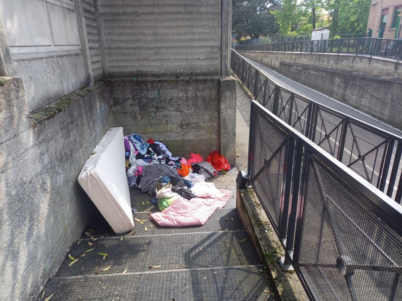 Montagne di rifiuti abbandonati all’imbocco del sottopasso pedonale