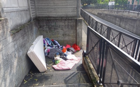 Montagne di rifiuti abbandonati all’imbocco del sottopasso pedonale