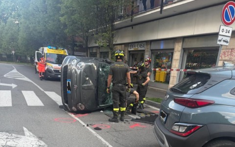 Scontro all’incrocio, un’auto si ribalta: ferita una 48enne