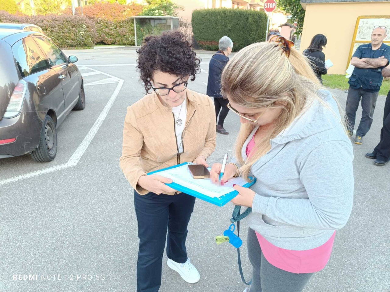Residenti della frazione esasperati: “Siamo costretti a contenderci tra noi i pochi posti auto, ora basta”