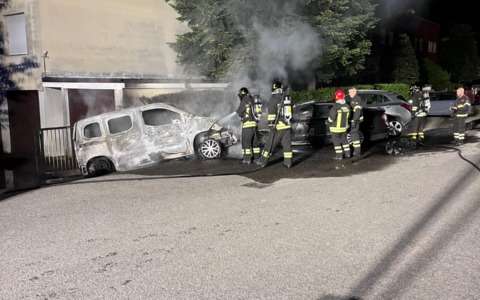 Incendio nella notte: le fiamme avvolgono due auto parcheggiate