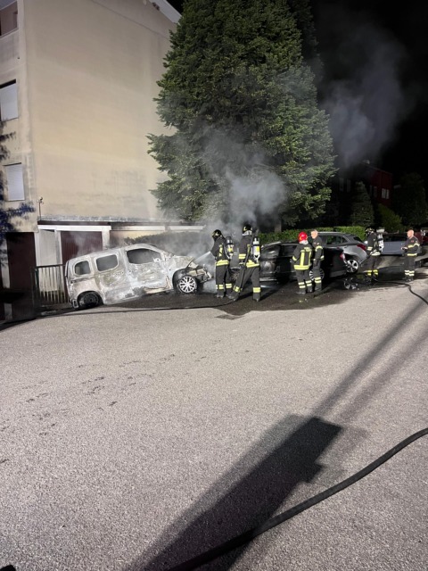 Incendio nella notte: le fiamme avvolgono due auto parcheggiate