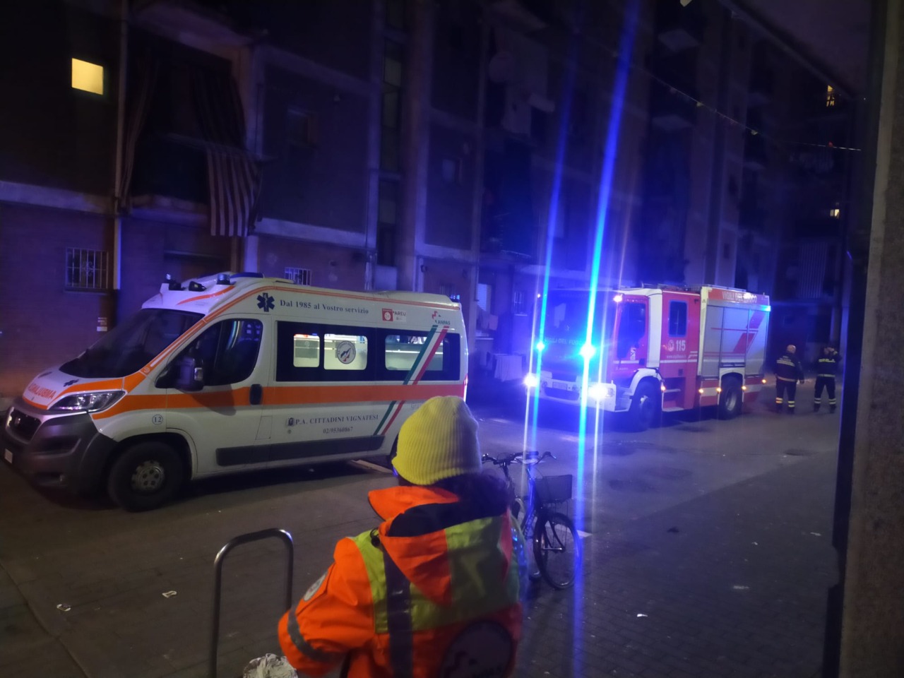 Incendio nella notte in un appartamento. I Vigili del fuoco evacuano una palazzina