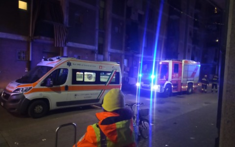 Incendio nella notte in un appartamento. I Vigili del fuoco evacuano una palazzina