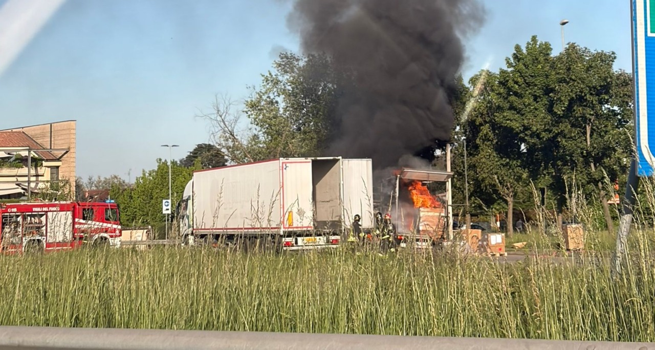 Cassone del camion prende fuoco in strada, arrivano i pompieri