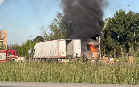 Cassone del camion prende fuoco in strada, arrivano i pompieri
