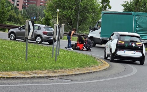 Trentenne in monopattino colpito da un’auto in una rotatoria