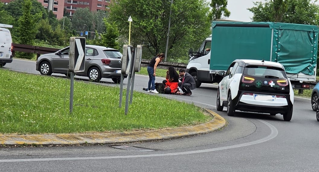 Trentenne in monopattino colpito da un’auto in una rotatoria
