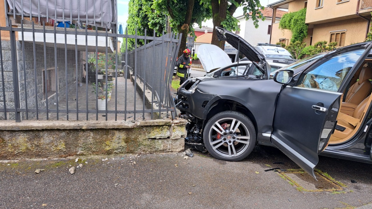 Schianto all’incrocio e un’auto finisce contro la cancellata di una casa