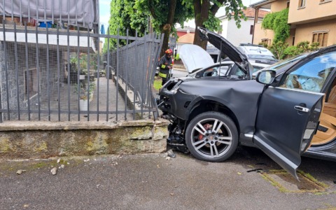Schianto all’incrocio e un’auto finisce contro la cancellata di una casa