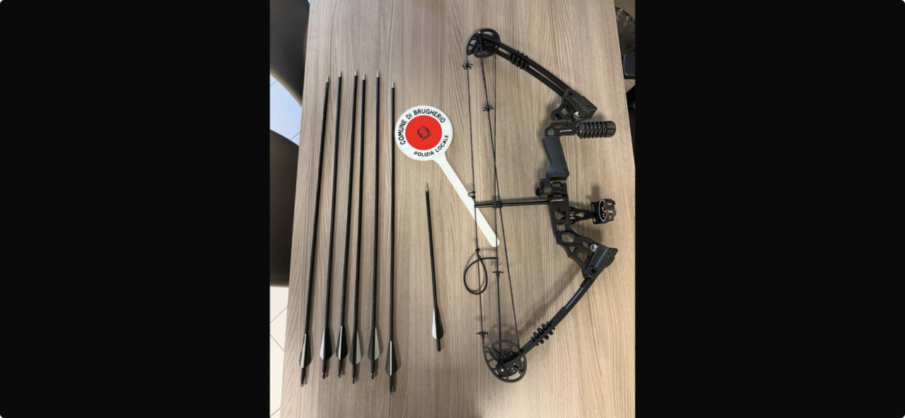 Lancia delle frecce con l’arco all’interno del parco: denunciato