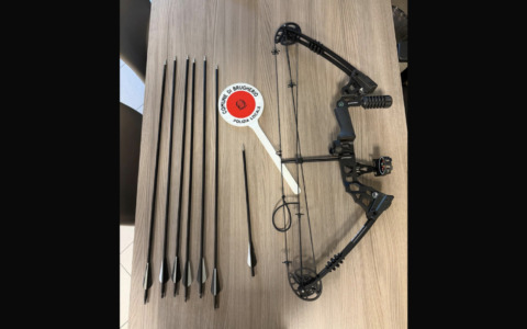 Lancia delle frecce con l’arco all’interno del parco: denunciato