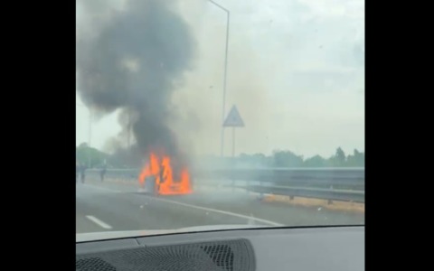 Auto in fiamme in tangenziale arrivano i Vigili del Fuoco