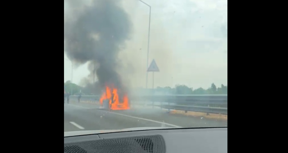Auto in fiamme in tangenziale arrivano i Vigili del Fuoco