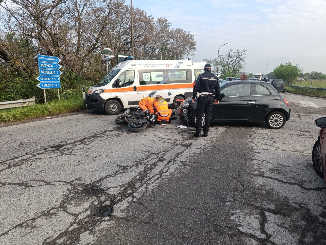 Scontro all’incrocio tra un’auto e una moto: ferito un 23enne