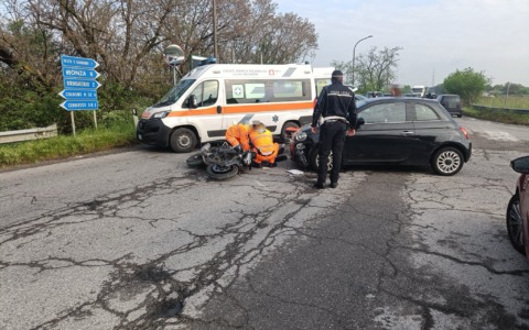 Scontro all’incrocio tra un’auto e una moto: ferito un 23enne