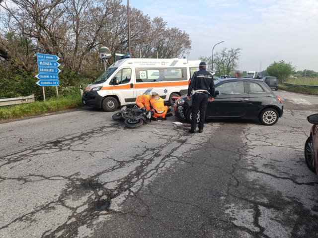 Scontro all’incrocio tra un’auto e una moto: ferito un 23enne