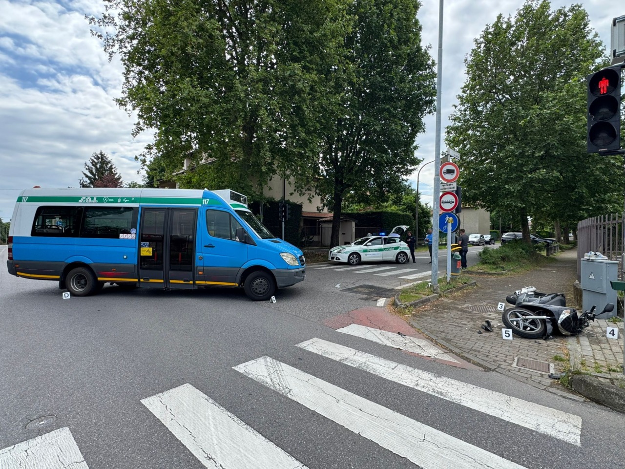Incidente tra un autobus e uno scooter in via Dante